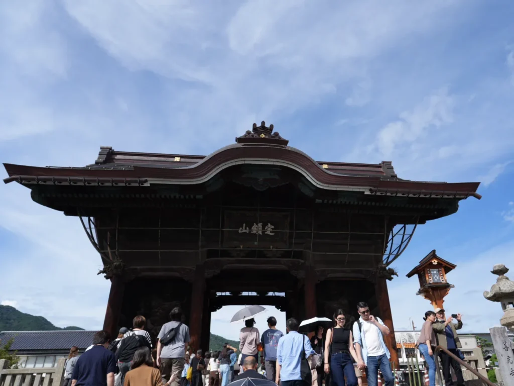 zenkoji temple nioh gate nagano